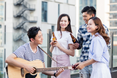 城市青年在天台聚会