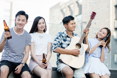 年轻人在天台聚会