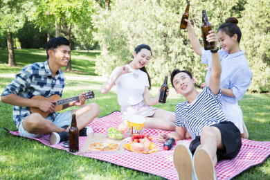 都市男女在郊外游玩