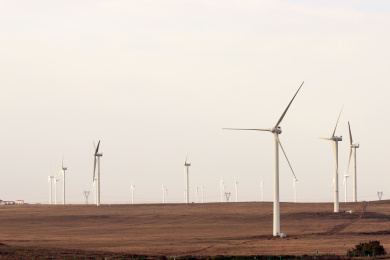草原上用来发电的风车