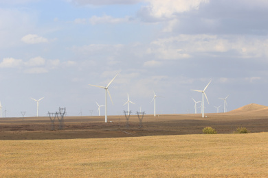 草原上用来发电的风车