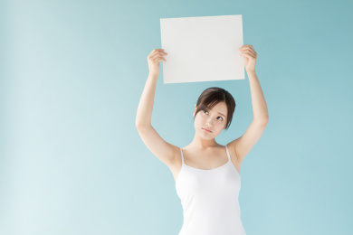 拿着白板的清纯女生