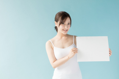 拿着白板的女生