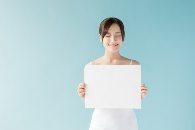 拿着白板的女生