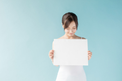 拿着白板的女生