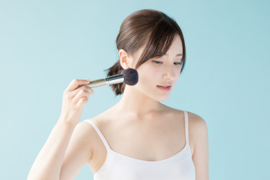 拿着化妆刷的女生