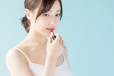 在化妆的年轻女生