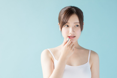 在化妆的年轻女生