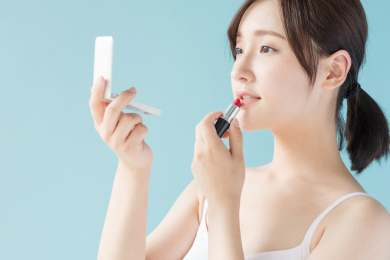 在化妆的年轻女生