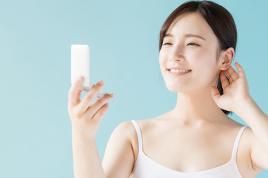 年轻女生在化妆