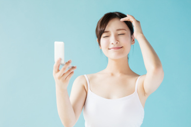 年轻女生在化妆