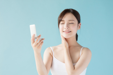 年轻女生在化妆