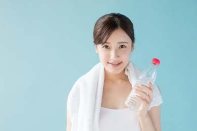 拿着矿泉水瓶的女生