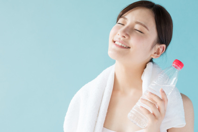 拿着矿泉水瓶的女生