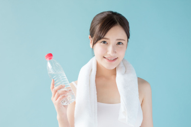 拿着矿泉水瓶的女生