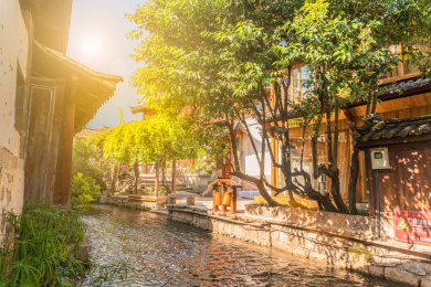 阳光下的丽江古城