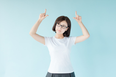 站在蓝色背景前的年轻女生