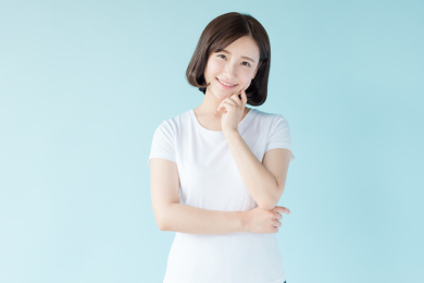 站在蓝色背景前的年轻女生