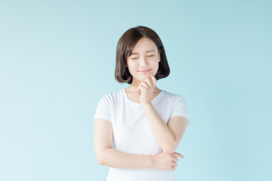 站在蓝色背景前的年轻女生