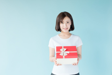 站在蓝色背景前的年轻女生