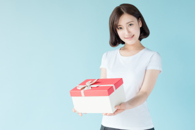 拿着礼物的女生