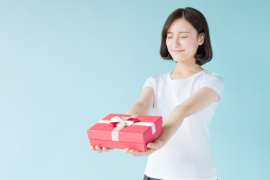 拿着礼物盒的女生