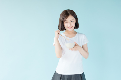 拿着餐具的女生