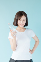 拿着矿泉水的女生