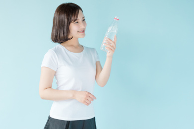 拿着矿泉水的女生