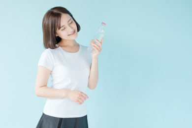 拿着矿泉水的女生