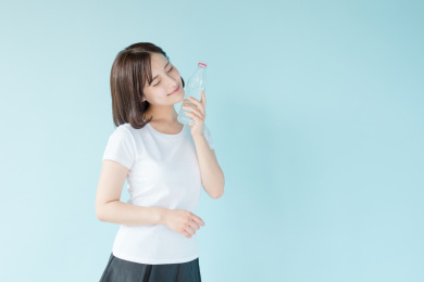 拿着矿泉水的女生