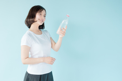 拿着矿泉水的女生