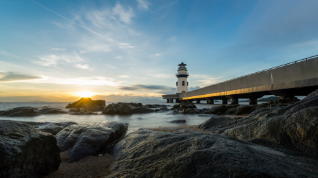 海边灯塔日出