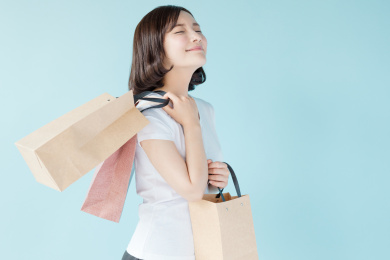 拿着购物袋的女生