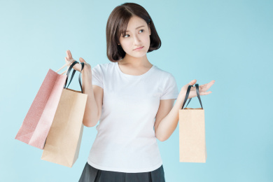 拿着购物袋的女生