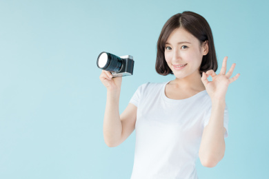 拿着相机的女生