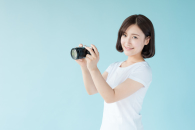 拿着相机的女生