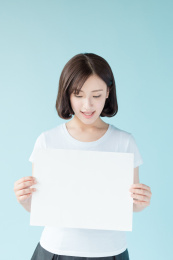 拿着相机的女生