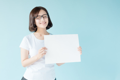 拿着白板的女生