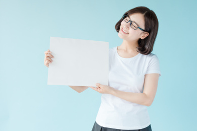 拿着白板的女生