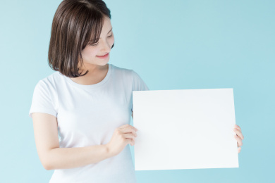 拿着计算器的女生