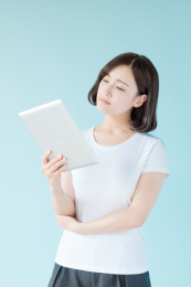 拿着白板的女生