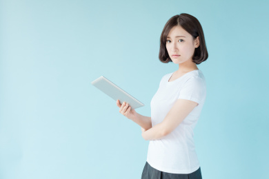 拿着平板电脑的女生