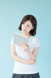 拿着平板电脑的女生