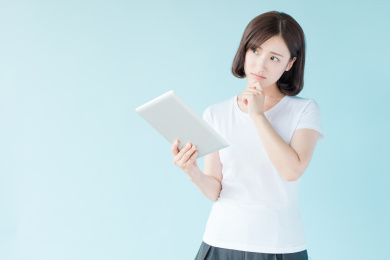 拿着平板电脑的女生