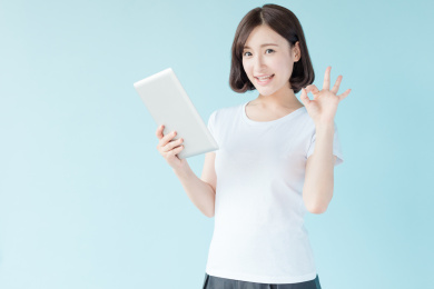 拿着平板电脑的女生