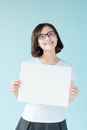 拿着白板的女生