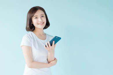 使用手机的女孩