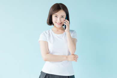 在使用手机的女孩