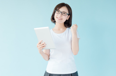 使用平板电脑的女孩